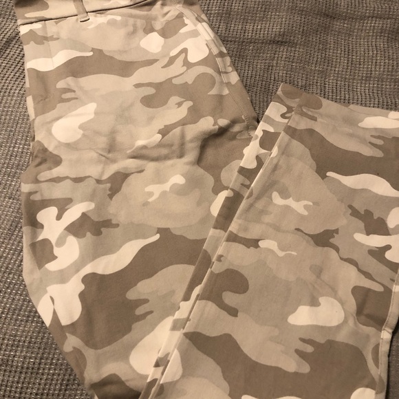 Old Navy Tan Camouflage Pixie Pants. NEW with tag. - Picture 4 of 6
